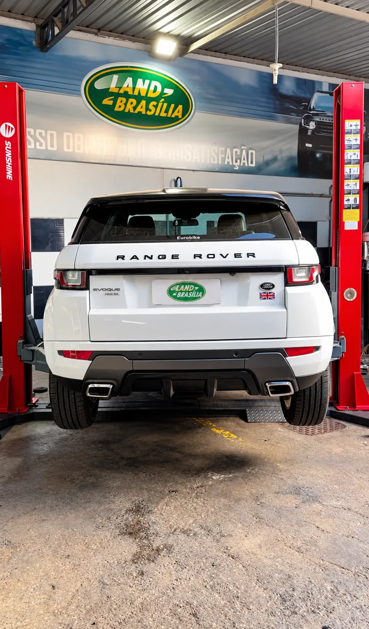 Range Rover Evoque no elevador da Land Brasília